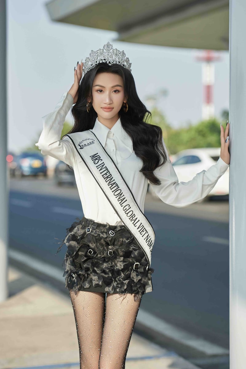 Trần Huyền Trang mang 100kg hành lý đi thi Mrs International Global 2024